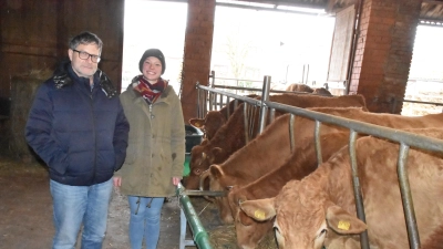 Landwirt Hermann Neuser und seine Tochter Alexandra, die Agrarwissenschaft studiert, im Stall mit den weiblichen Tieren. Diese haben unterschiedliche Fellfarben. (Foto: Anita Dlugoß)