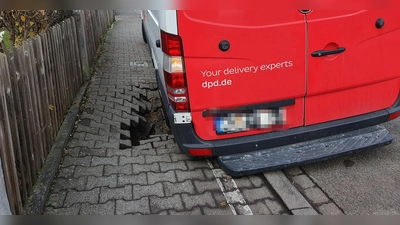 Das Fahrzeug sackte in den Gehsteig. (Foto: Anna Franck)