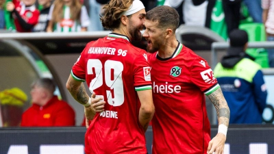 Jubel bei Hannover 96: Marcel Hartel (r) freut sich zusammen mit Kolja Oudenne über sein Tor zum 2:0 gegen den VfL Bochum. (Foto: Michael Matthey/dpa)