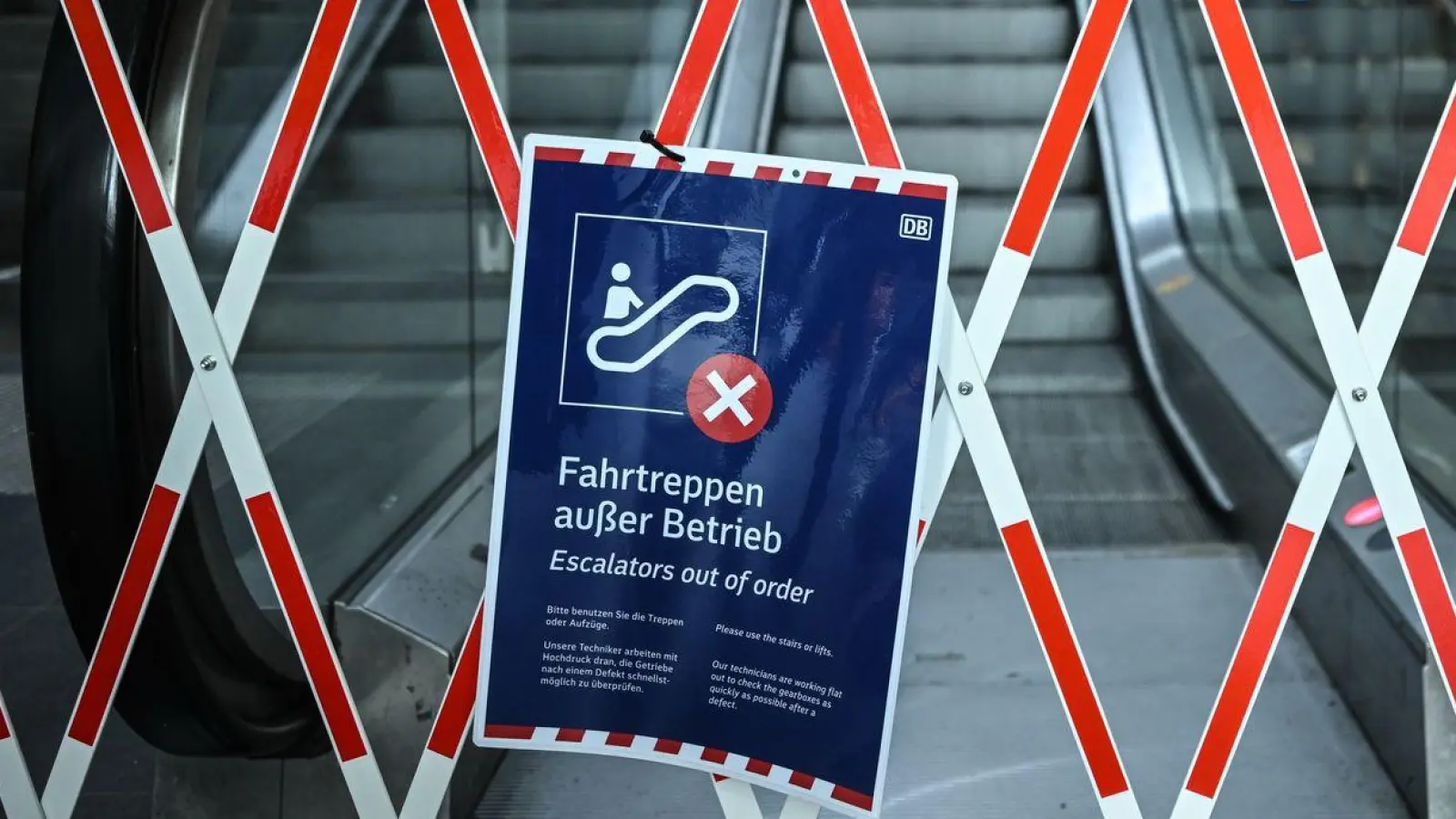 Seit Wochen kaputt: Rolltreppen im Hauptbbahnhof. (Foto: Britta Pedersen/dpa)