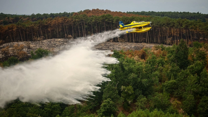 Im französischen Waldbrandgebiet an der Atlantikküste bekämpft die Feuerwehr weiterhin Brandherde mit Löschflugzeugen. (Foto: Sarah Meyssonnier/Reuters Pool/AP/dpa)