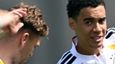 Kollegen bei Bayern und im Nationalteam: Joshua Kimmich (l) und Jamal Musiala. (Archivbild) (Foto: Federico Gambarini/dpa)