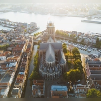 Mittelalterliche Pracht: Die Grote Kerk in Dordrecht ist ein Meisterwerk gotischer Architektur und ein beliebtes Ziel für Geschichtsinteressierte. (Foto: Marcel Lesch/Evolumina/NBTC/dpa-tmn)