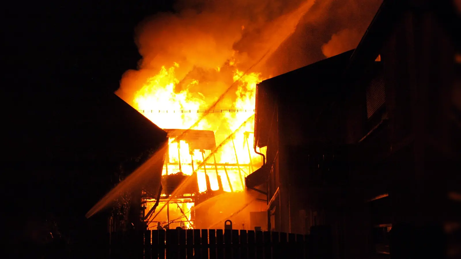 Hoch schlugen die Flammen aus der Scheune, in der der Schweinestall war.  (Foto: Timo Lechner)