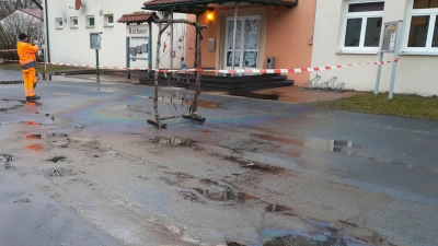 Auf das Dachsbacher Rathaus wurde ein Anschlag verübt. Die Türen wurden mit Farbe beschmiert, Altöl wurde auf die Treppe gekippt. (Foto: Peter Kaltenhäuser)