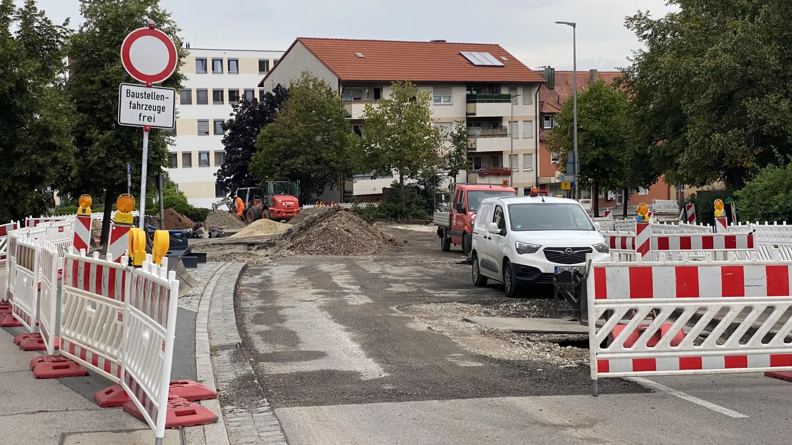 Nur für Baustellenfahrzeuge ist derzeit dieser Abschnitt der Philipp-Zorn-Straße geeignet, weil hier die Fahrbahndecke abgefräst ist und an manchen Stellen Löcher ausgehoben wurden. (Foto: Manfred Blendinger)