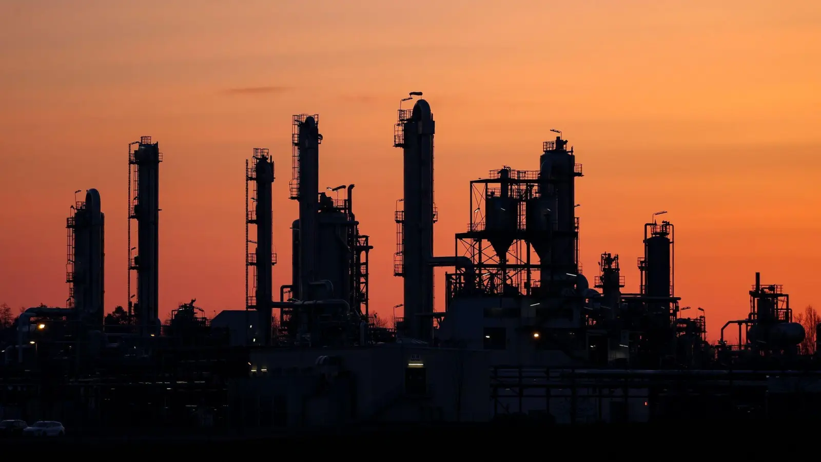 Die Morgensonne färbt den Himmel hinter den Anlagen eines Chemieunternehmens. Das Bundeswirtschaftsministerium rechnet nicht mit einer schnellen Trendwende bei der Konjunktur. (Foto: Jan Woitas/dpa-Zentralbild/dpa)