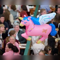 Ein rosa Einhorn schwebt über der Veranstaltung. (Foto: Sven Hoppe/dpa)