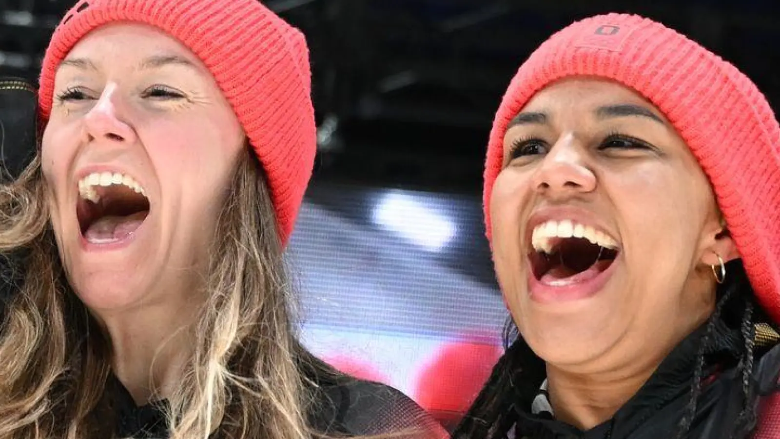 Nach der Gold-Fahrt: Laura Nolte (l) und Deborah Levi. (Foto: Robert Michael/dpa)