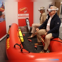 Zur Einweihung hatte die DLRG ihr Rettungsschlauchboot „Hasso” mitgebracht, in dem die Gäste mit einer Virtual-Reality-Brille auf eine Wasserrettungstour gehen konnten. (Foto: Andreas Reum)