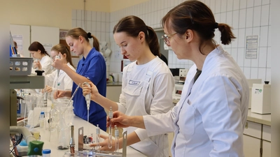 Fachlehrkraft Sandra Wiedemann (rechts) und ihre Schülerinnen im Labor für Mikrobiologie. (Foto: Antonia Müller)