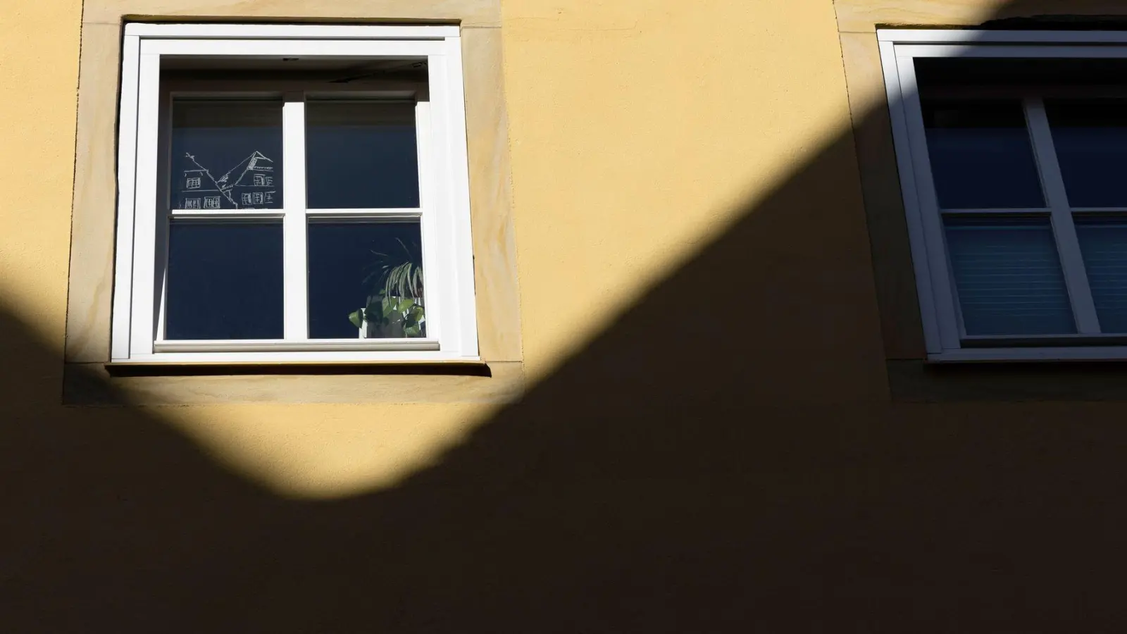 Wenn es nach der Winterkälte wieder wärmer wird, sollte die Fassade auf Risse überprüft werden. (Foto: Friso Gentsch/dpa/dpa-tmn)