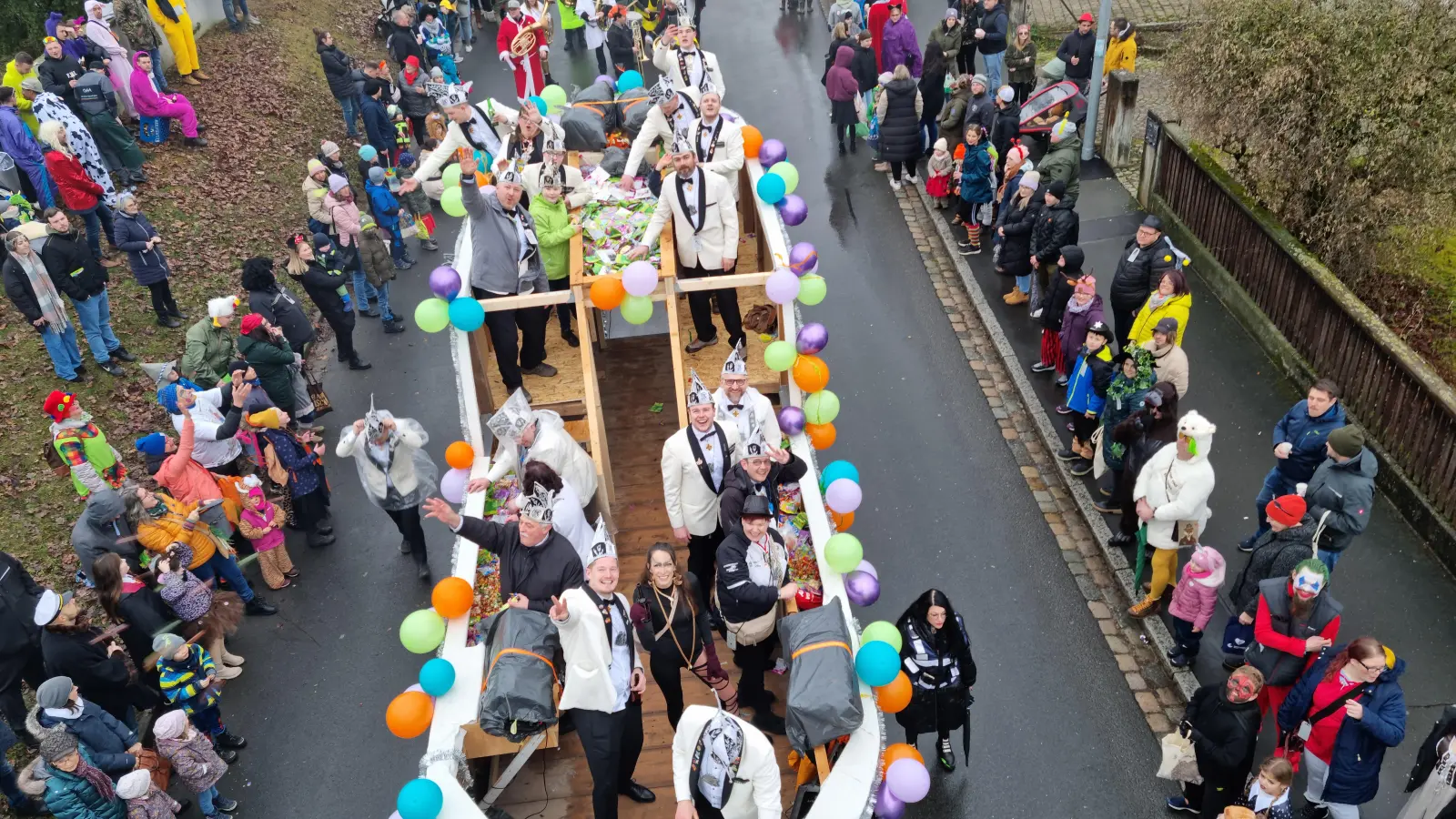 Beim Faschingsumzug in Emskirchen ist das Stimmungsbarometer schon bei der Zugaufstellung stark ansteigend. Es findet in einem bunten und ausgelassenen Gaudiwurm zur Begeistungen der Zuschauer eine sehr gelungene Fortsetzung. (Foto: Rainer Weiskirchen)