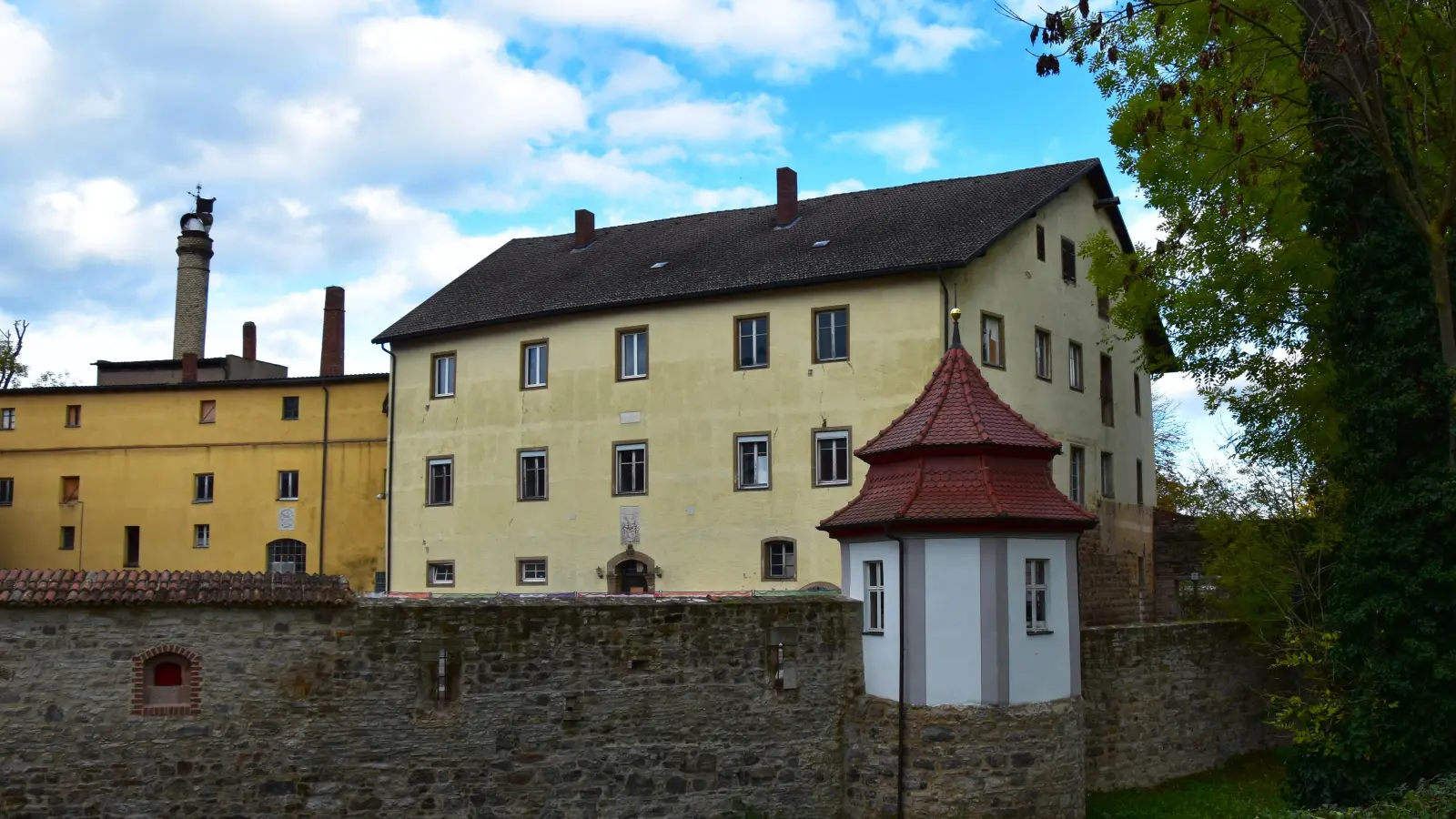 Das Stadtschloss in Herrieden: Hier soll ein Veranstaltungszentrum mit einem Saal für Großveranstaltungen, Gastronomie und Ausstellungsflächen entstehen. (Foto: Werner Wenk)