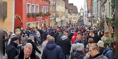 Als Hauptverbindung zwischen dem Großparkplatz P1 und dem Reiterlesmarkt war die Schmiedgasse oft ziemlich stark frequentiert. Das Foto entstand am Samstagnachmittag. (Foto: Jürgen Binder)