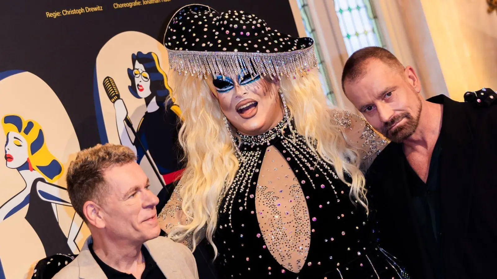 Produzent Peter Plate (l-r), Dragquen  Laila Licious und Ulf Leo Sommer bei der  Premiere im Theater des Westens. (Foto: Christoph Soeder/dpa)