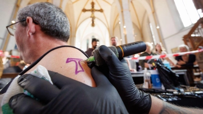 In der Johanniskirche in Osnabrück werden kostenlose Tattoos angeboten. (Foto: Friso Gentsch/dpa)