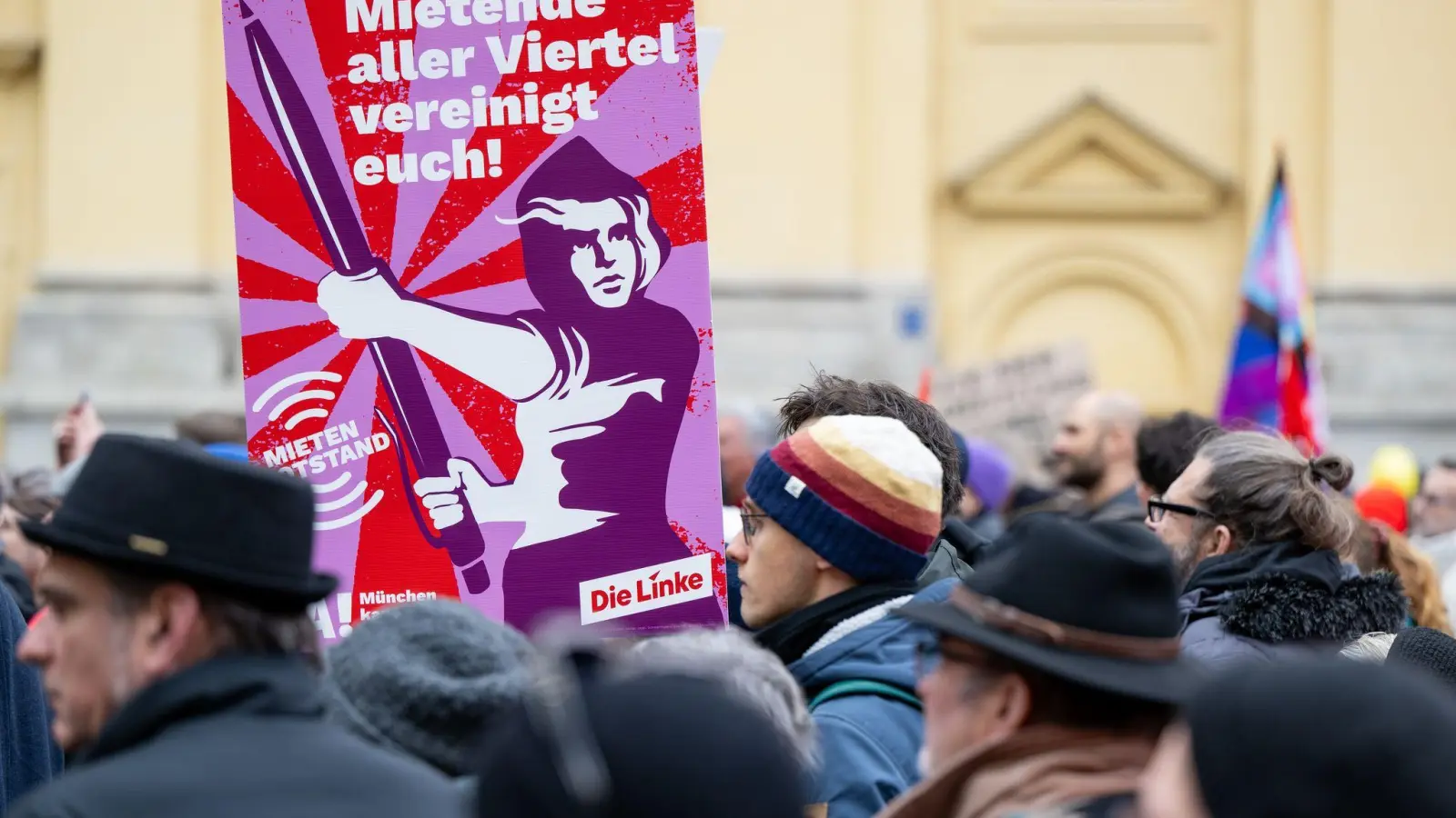 In München und anderen Großstädten formiert sich mittlerweile Widerstand gegen die stetig steigenden Mieten. Anders als Ifo-Präsident Fuest fordern die Demonstranten jedoch eine Verschärfung der Mietpreisbremse. (Archivbild) (Foto: Lennart Preiss/dpa)