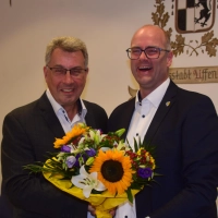 Bürgermeister Thomas Schmitt (rechts) beglückwünschte seinen Vorgänger Wolfgang Lampe zum Altbürgermeister-Ehrentitel. (Foto: Gerhard Krämer.)