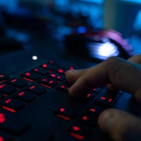 Eine Sicherheitslücke in der Webskriptsprache PHP gefährdet derzeit viele Webseiten. (Symbolbild) (Foto: Nicolas Armer/dpa)
