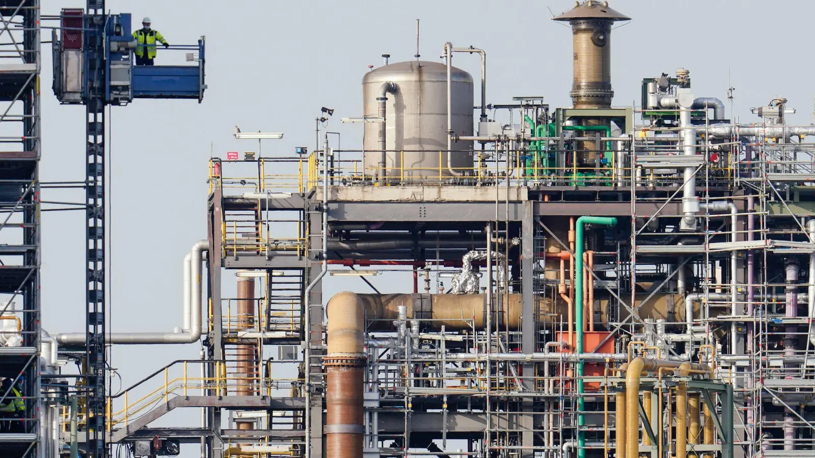 Die Stimmung in der chemischen Industrie ist deutlich gestiegen. (Archivbild) (Foto: Uwe Anspach/dpa)