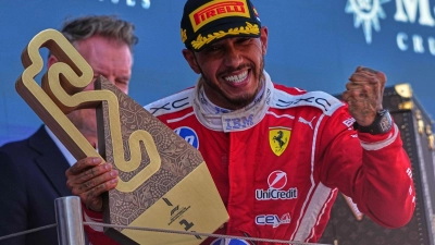 Die Erlösung: Lewis Hamilton gewann in Barcelona erstmals für die Italiener. (Archivbild) (Foto: Fatima Shbair/AP/dpa)