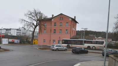 Mit der Reaktivierung der Nördlichen Hesselbergbahn ist der Wassertrüdinger Bahnhof als neuer Haltepunkt für die Busse des ÖPNV dazugekommen. Darauf musste der Fahrplan abgestimmt werden. (Foto: Peter Tippl)