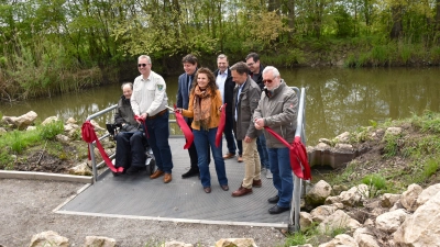 Das Band ist durchschnitten und der barrierefreie Angelplatz freigegeben (von links): Erwin Bartsch vom Inklusionsbeirat der Stadt Herrieden, „Wasserrose“-Vorsitzender Bernd Nitsche, Präsident Jörg Zitzmann vom Fischereiverband, Bürgermeisterin Dorina Jechnerer, stellvertretender Vereinsvorsitzender Roland Schwarz, Thomas Keller vom Wasserwirtschaftsamt, Vereinskassier Andreas Pachur und Initiator Robert Buckel. (Foto: Werner Wenk)