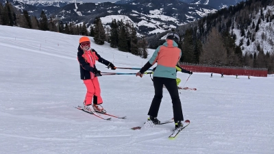 Ein bisschen Skiballett gefällig? Professionell und spielerisch wird das Skifahren im Skiclub Neustadt erlernt. (Foto: Arnulf Götz)