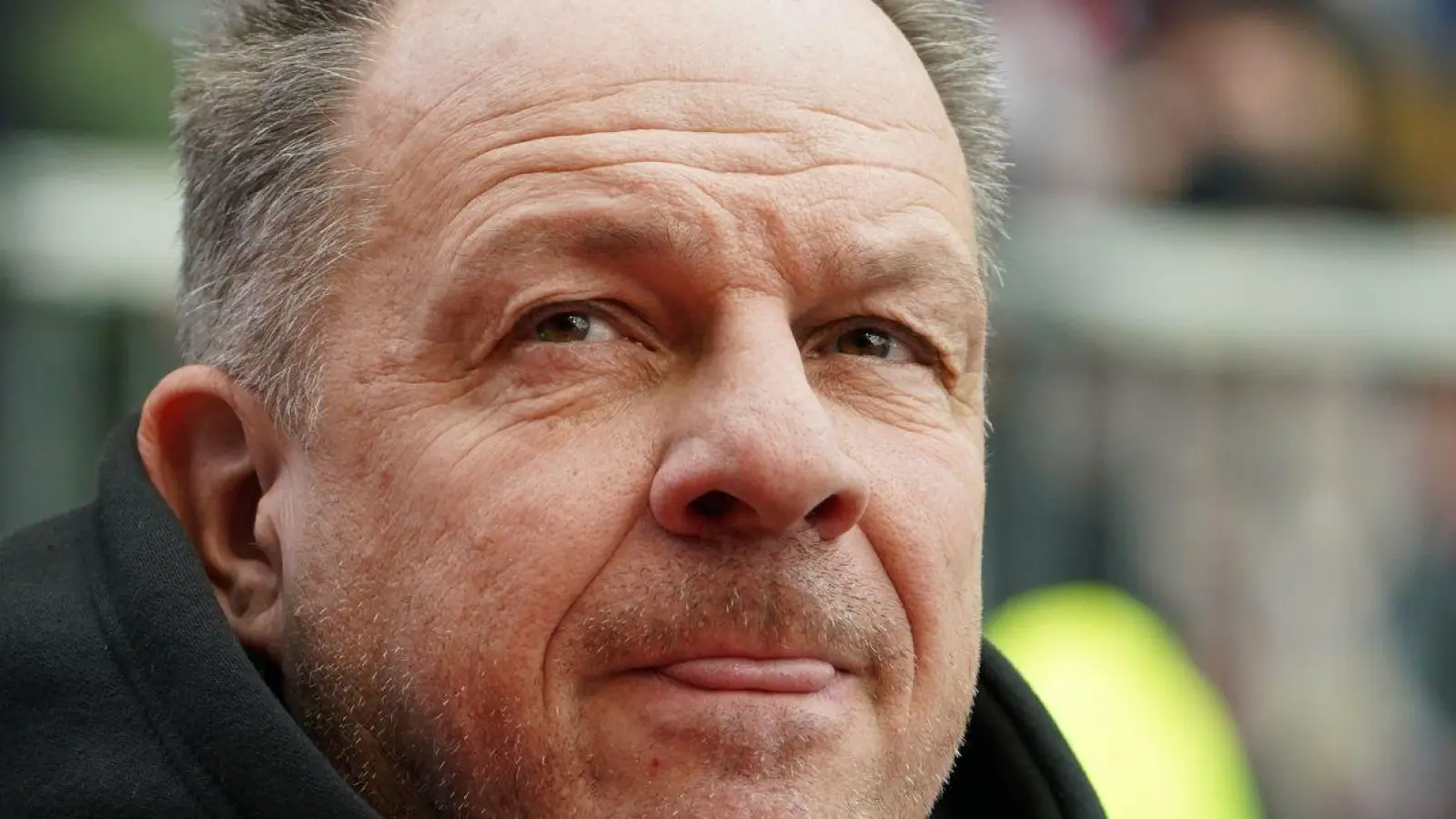 Fürths Trainer Alexander Zorniger steht vor Spielbeginn im Stadion. (Foto: Marcus Brandt/dpa)