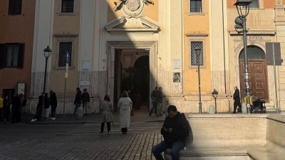 An der Kirche San Silvestro in Capite mitten im Rom gehen jeden Tag Tausende Touristen vorbei. (Archivbild)  (Foto: Christoph Sator/dpa)