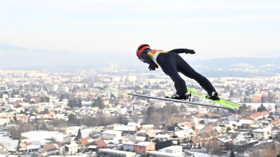 Skispringerin Katharina Althaus kam beim Weltcup in Villach nur auf Rang neun. (Foto: Barbara Gindl/APA/dpa)