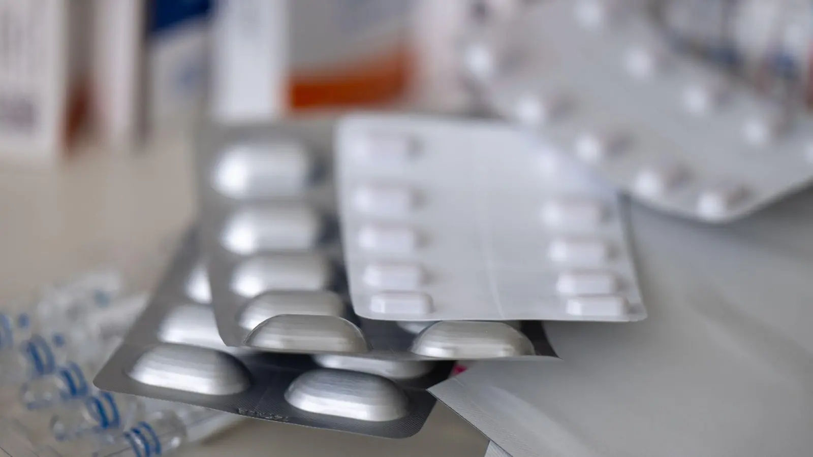 Die Grenzpolizei fand bei dem jungen Mann mehr als 1.000 Tabletten Oxycodon. (Symbolbild)  (Foto: Monika Skolimowska/dpa)