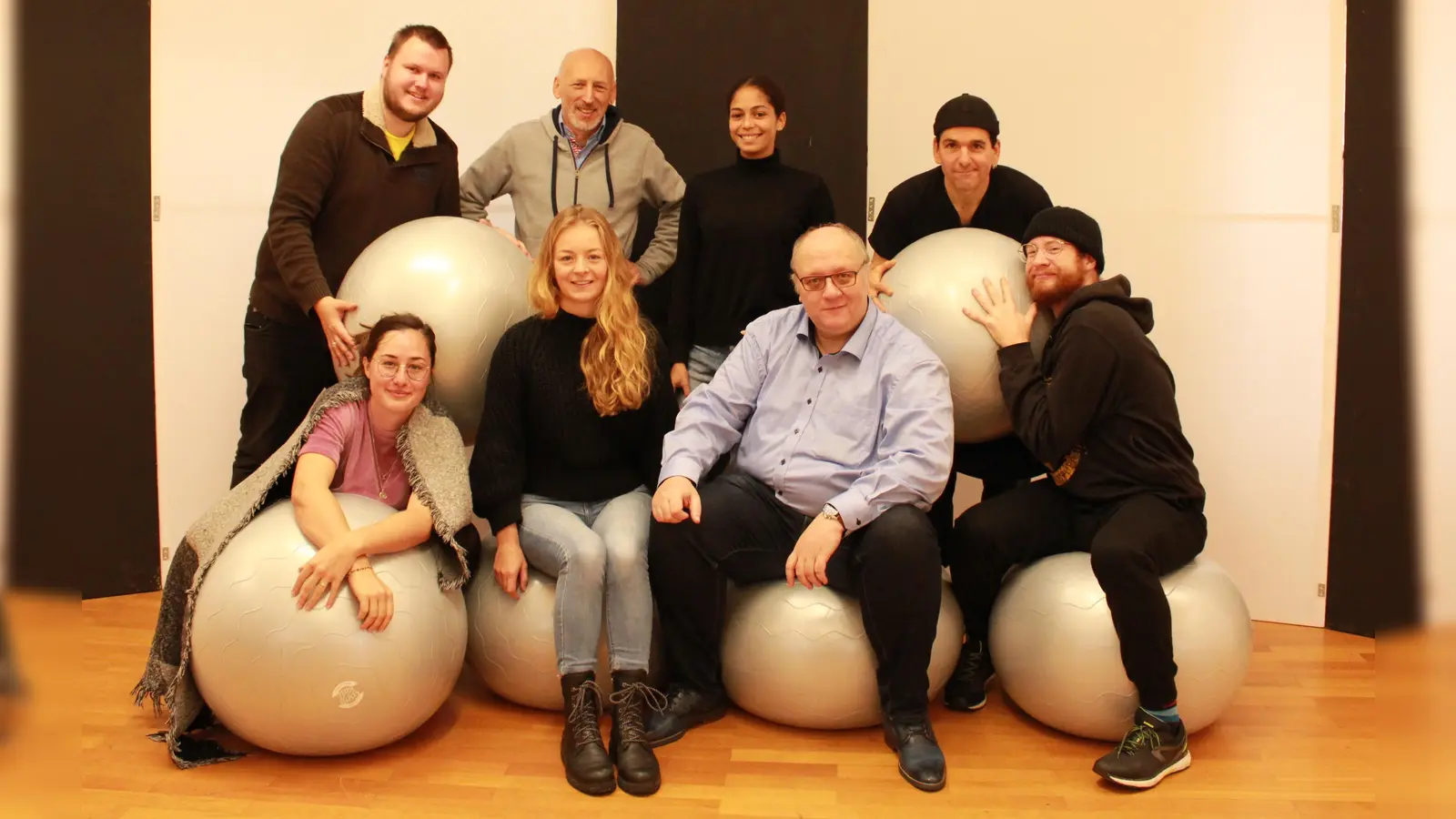 Machen bei den Proben zu „Top Dogs“ eine ganz besondere Gruppentherapie: Jan Fritz Meier, Peter Cahn (Regie), Lydia Jetter (Regieassistenz) und Andreas Peteratzinger (hinten, von links) sowie Lena Matthews-Noske, Charlotte Schiffler, Knut Fleischmann und Mario Brutschin (vorne, von links). (Foto: Landestheater Dinkelsbühl/Miriam Locher)