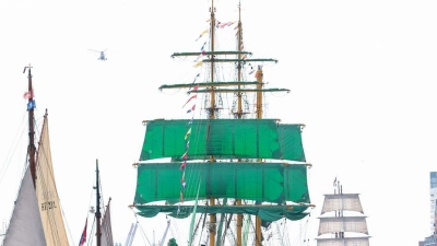 Der Hamburger Hafen feiert 835. Geburtstag. (Foto: Daniel Bockwoldt/dpa)