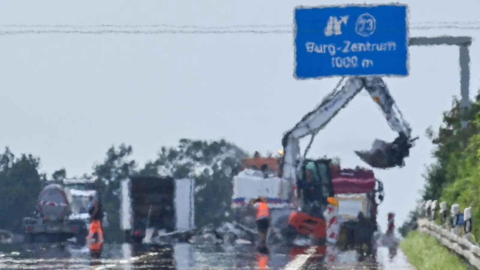 Hohe Temperaturen können auf Autobahnen zu gefährlichen Fahrbahnschäden führen – zuletzt war das etwa auf der A2 der Fall. (Foto: Klaus-Dietmar Gabbert/dpa)