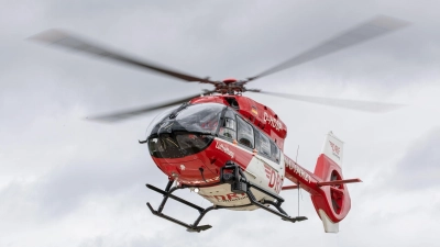 Die verletzte Frau wurde mit einem Rettungshubschrauber in ein Klinikum gebracht. (Symbolbild) (Foto: Daniel Karmann/dpa)