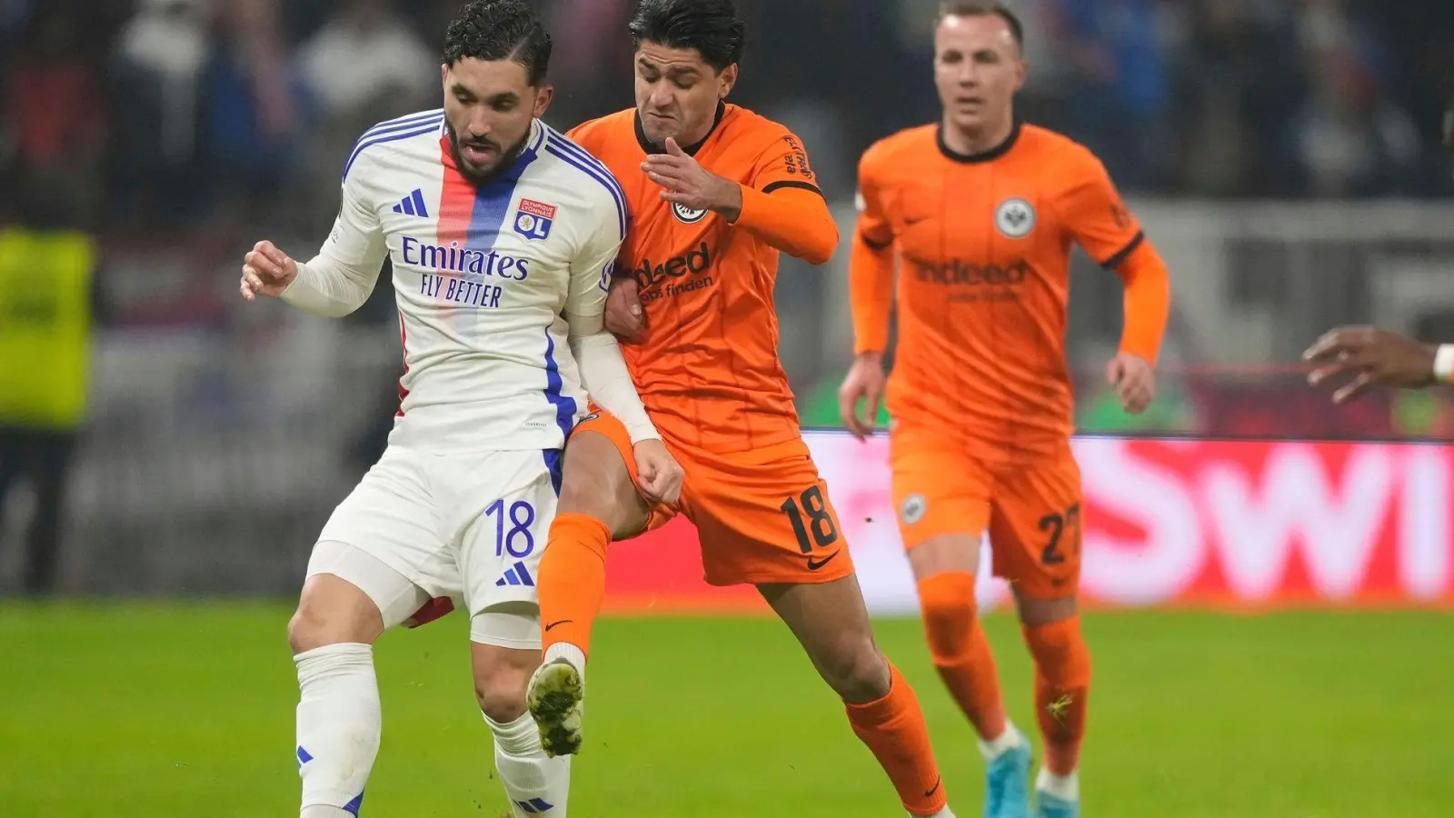 Eintracht Frankfurt um Mahmoud Dahoud (r) verlor verdient gegen Olympique Lyon. (Foto: Michel Euler/AP/dpa)