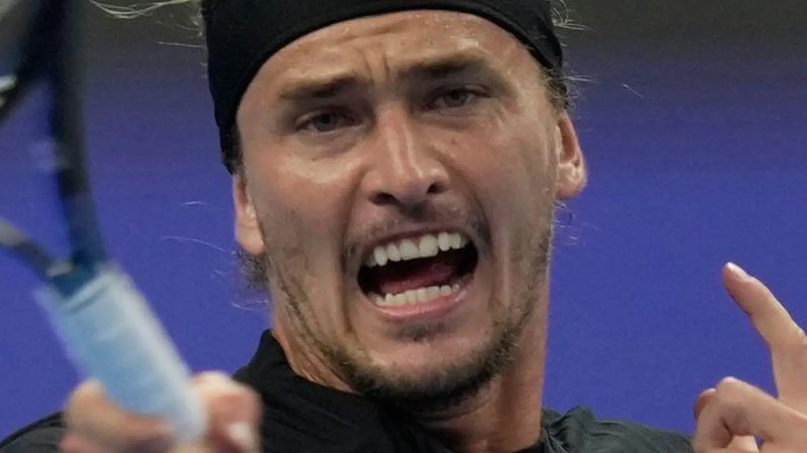 Alexander Zverev schafft es mit einiger Mühe in die nächste Runde von Shanghai. (Foto: Mahesh Kumar A./AP/dpa)