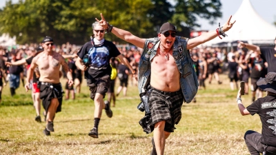 Die Metalfans sind glücklich. (Foto: Frank Molter/dpa)