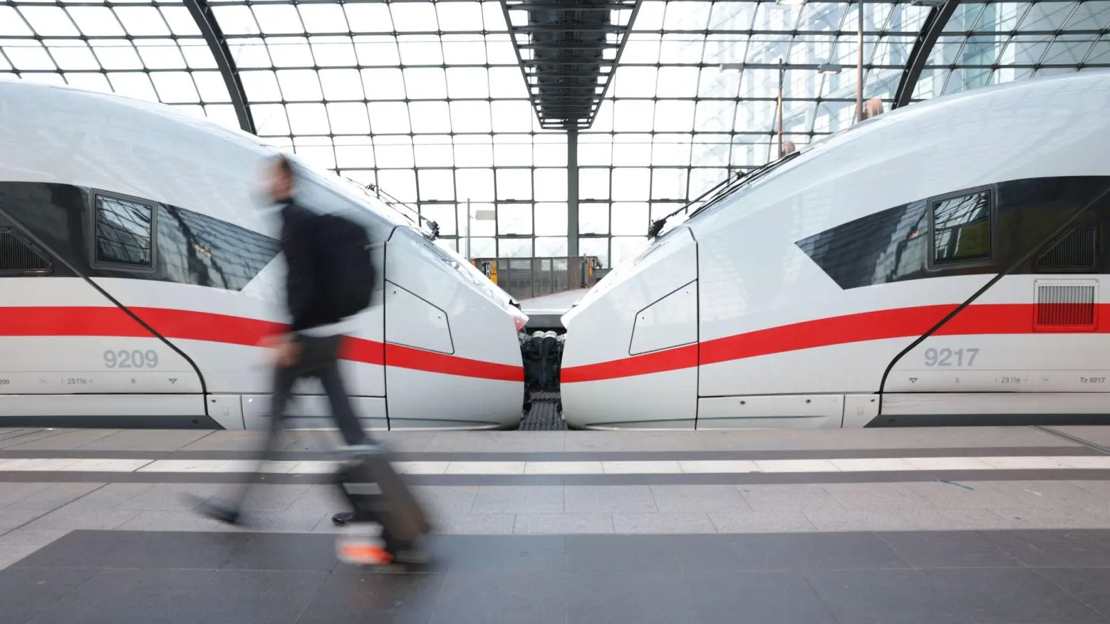 Die Schlichter im Tarifkonflikt bei der Bahn haben ein Kompromissangebot vorgelegt. (Foto: Joerg Carstensen/dpa)