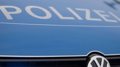 Ein Polizeiauto am Einsatzort (Symbolbild: Lino Mirgeler/dpa)