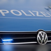Ein Polizeiauto am Einsatzort (Symbolbild: Lino Mirgeler/dpa)