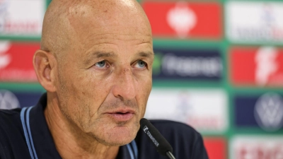 Trainer Peter Zeidler hofft nach dem Pokal-Aus auf eine Trotzreaktion seiner Bochumer Mannschaft in Leipzig. (Foto: Stefan Bösl/dpa)