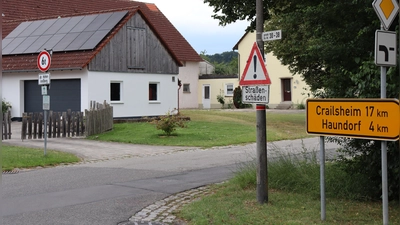 Am vergangenen Dienstag waren die mittlerweile verdeckten Schilder mit der Tonnagebeschränkung sowohl auf der bayerischen Seite (hier in Kühnhardt) als auch auf der baden-württembergischen Seite der Umleitungsstrecke noch zu sehen. (Foto: Thomas Schaller)