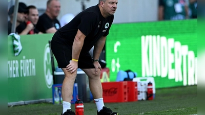 Der Fürther Trainer Alexander Zorniger bekommt einen neuen Mittelfeldspieler. (Foto: Jens Niering/dpa)