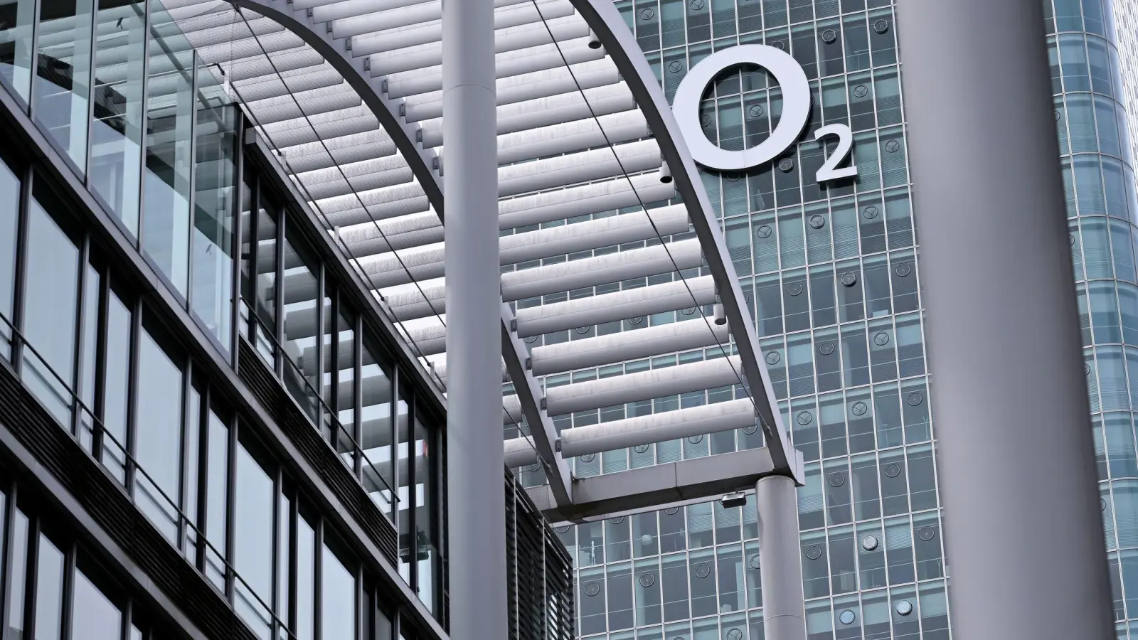 Das Logo bleibt zwar groß hängen an der Münchner Deutschlandzentrale, die Gesamtzahl der Belegschaft wird aber kleiner. (Archivbild) (Foto: Sven Hoppe/dpa)