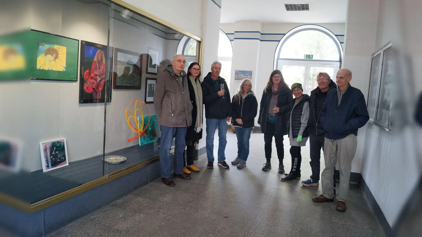 Werkschau der Künstlerinitiative KINA in der Wartehalle des Bahnhofs in Neustadt. (von links): Dieter Ruppert, Ramona Engelhardt, Dietmar Lisson, Beate Pöltl, Christine Kestler, ushi f (Uschi Frank), Walter Gramming und Dieter Uhlschmidt. (Foto: Nicole Gunkel)