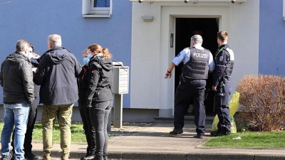 Im Hausflur vor seiner Wohnungstür soll der mutmaßliche Messerangreifer von der Polizei erschossen worden sein. (Foto: Justin Brosch/dpa)