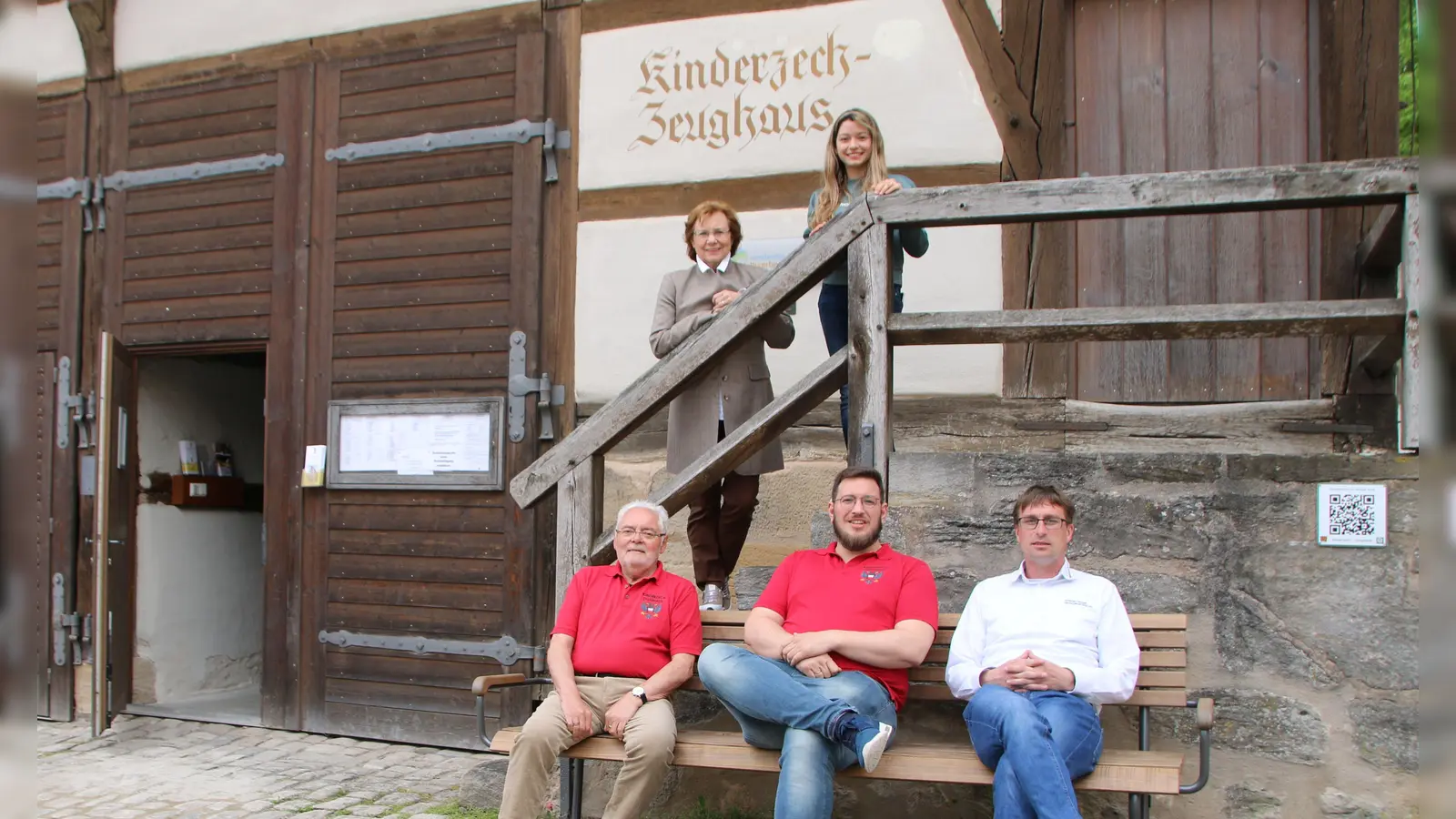 Das Zeughaus hat ab sofort erweiterte Öffnungszeiten. Darüber informierten Philip Schürlein vom Touristik Service, Kinderzech-Vorstand Maximilian Mattausch, Zeughaus-Mitarbeiter Willibald Kleeberger (auf der Bank von rechts) sowie Brigitte Früh und Laura Staufinger (auf der Treppe von links) vom Zeughaus-Team. (Foto: Martina Haas)